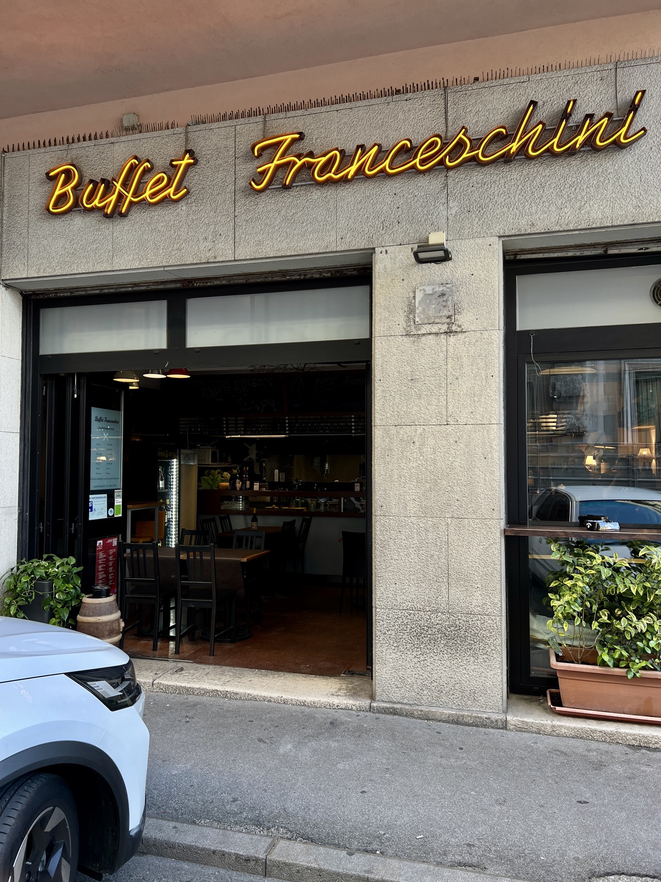 Ingresso Buffet Franceschini con insegna al neon